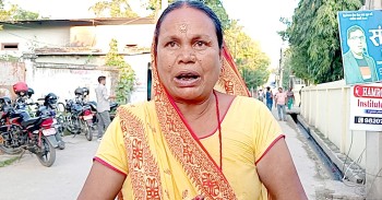 कान्छी छोरी सम्झा अहिले पनि अस्पताल मै छिन् तर, नेताहरूले अस्पतालमा कोही भर्ना नरहेको भन्दै अफवाह फैलाएकाे किरणकी आमा सावित्री साहकाे आरोप