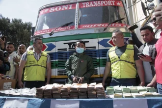 सुन तस्करीका लागी केरुङ जाँदै गरेको ट्रकबाट २५ करोड नगद बारामद
