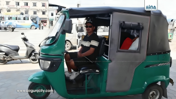 ठोरीका अटोचालक आकाश अर्याल चितवनमा क्यान्सर बिरामीलाई निःशुल्क सेवा दिँदै