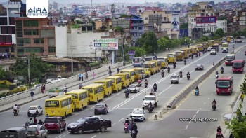 काठमाडौंमा निजी विद्यालय सञ्चालकको स्कुल बस सहितको र्‍याली (तस्विरहरु)