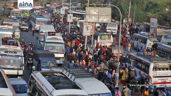 दशैंमा गाउँ फर्किनेको लर्को,  सवारी व्यवस्थापनमा चुनौती