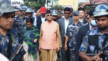 केपी ओलीलाई भक्तपुरमा उच्च सुरक्षासहित घरसम्म लगियो (तस्बिरहरू)