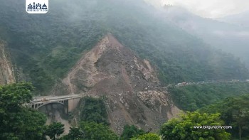 मुग्लिन–नारायणघाट सडकखण्डको तुइनखोलामा पहिरो पन्छाउने काम हुदैँ, कहिले सकिने अनिश्चित एक सातादेखि सञ्चालन हुन सकेन सवारीसाधन