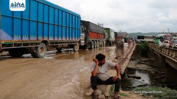 दाउन्ने सडक हिलाम्य र खोलाको बाढीले पूर्व–पश्चिम राजमार्ग ठप्प, यात्रु जोखिममा