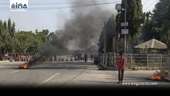 सवारी दुर्घटनापछि रौतहटको चन्द्रपुर–मोतियाही पुलमा राजमार्ग अवरुद्ध (तस्बिरहरू)