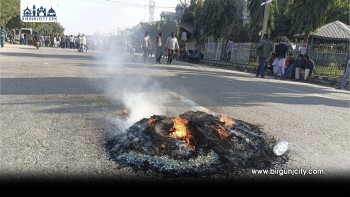 रौतहटमा राजमार्ग अवरुद्ध हटाउन प्रहरीकाे बल प्रयोग, चन्द्रपुर तनावग्रस्त