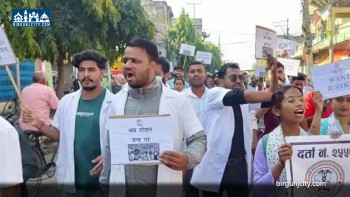 वीरगंजमा निजी अस्पतालका स्वास्थ्यकर्मीहरूको प्रदर्शन, ‘तलब स्केल र श्रम अधिकार सुनिश्चित गर्न’ नाराबाजी