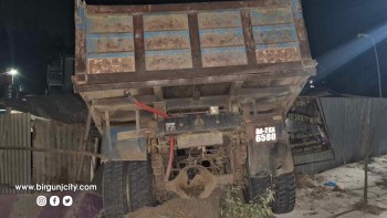 साँखुस्थित आश्रस्यस्थलको टहरामा टिपर छिर्यो, २ बालकसहित ३ जनाको मृत्यु