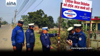 दुर्घटना न्यूनीकरणका लागि रौतहटका विभिन्न सडक खण्डमा रिफ्लेक्ट स्टिकर टाँस्दै प्रहरी