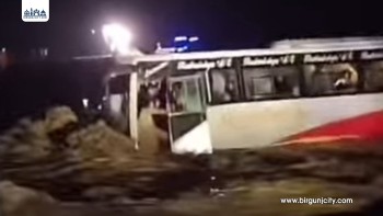 विनयी खोलामा बाढीले यात्रुवाहक बस बगायो, ३८ जना यात्रुको सकुशल उद्धार