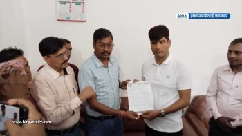 सुरेश रजकका दोषीलाई कारबाहीको माग गर्दै पर्साका सञ्चारकर्मीहरूले प्रजिअ मार्फत प्रधानमन्त्री केपी शर्मा ओलीलाई बुझाए ज्ञापनपत्र