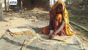 तराई–मधेशमा छठको चटारो: डोम समुदाय बाँसका सामग्री बनाउँदै व्यस्त