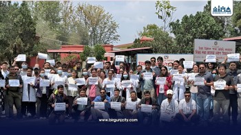 आवासीय चिकित्सकहरूले शुक्रवार चिकित्सा शिक्षा आयोग अगाडी धर्ना