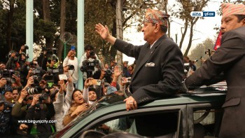 पूर्वराजा ज्ञानेन्द्र शाह विमानस्थलबाट बाहिर निस्कँदा स्वागतका लागि उर्लियो हजारौँ समर्थकहरू