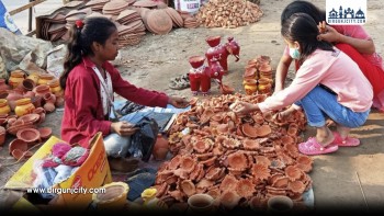 दीपावली नजिकिँदै गर्दा राजविराजमा दियो बेचेर उज्यालो पार्ने काममा ग्रामीण महिलाहरू व्यस्त