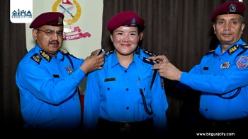 सगरमाथा आरोहण गरेकी शेर्पालाई नेपाल प्रहरीमा विशेष बढुवा, दर्ज्यानी चिन्ह प्रदान