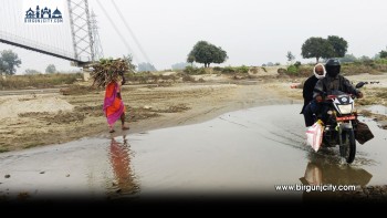 जिर्ण झोलुङ्गे पुल मर्मत नहुँदा सर्लाहीको जुटपानीमा स्थानीय खोलाबाट हिँड्न बाध्य
