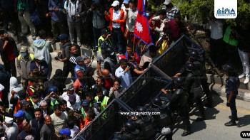 निषेधित क्षेत्र तोड्दै राप्रपा, प्रहरीसँग झडपको स्थिति