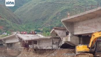 तामाकोशी नदीमा निर्माणाधीन मोटरेबल पुल पुनः भाँचियो, एकै स्थानमा दोस्रोपटक समस्या