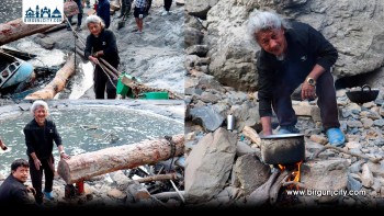 त्रिशूलीमा बस निकाल्ने संघर्षमा ‘टायर कान्छा’, १२ दिनदेखि निरन्तर खटिँदै