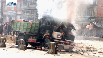 अरनिको राजमार्गस्थित बनेपामा टिपर–स्कुटर ठक्कर, एकको मृत्यु; आक्रोशित भीडले टिपर जलायो